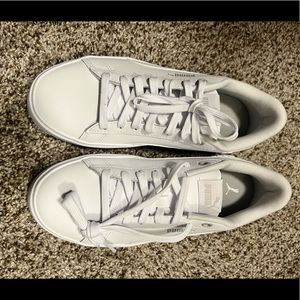 NWOT WHITE PUMA SNEAKERS